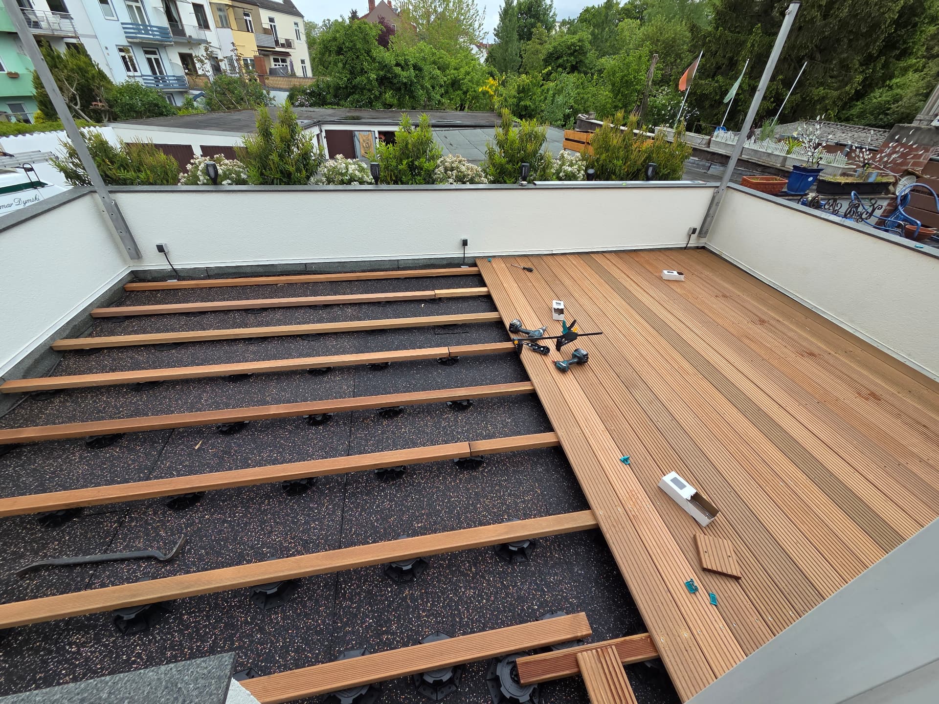 Vorher: Unterkonstruktion für die neue Terrasse auf dem Flachdach in Bremen