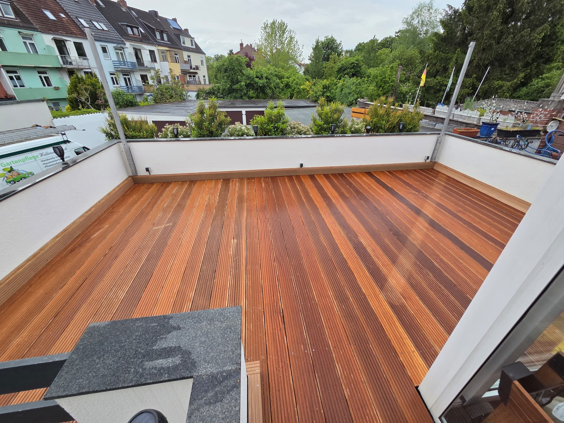 Nachher: die fertige Holzterrasse auf dem Flachdach in Bremen
