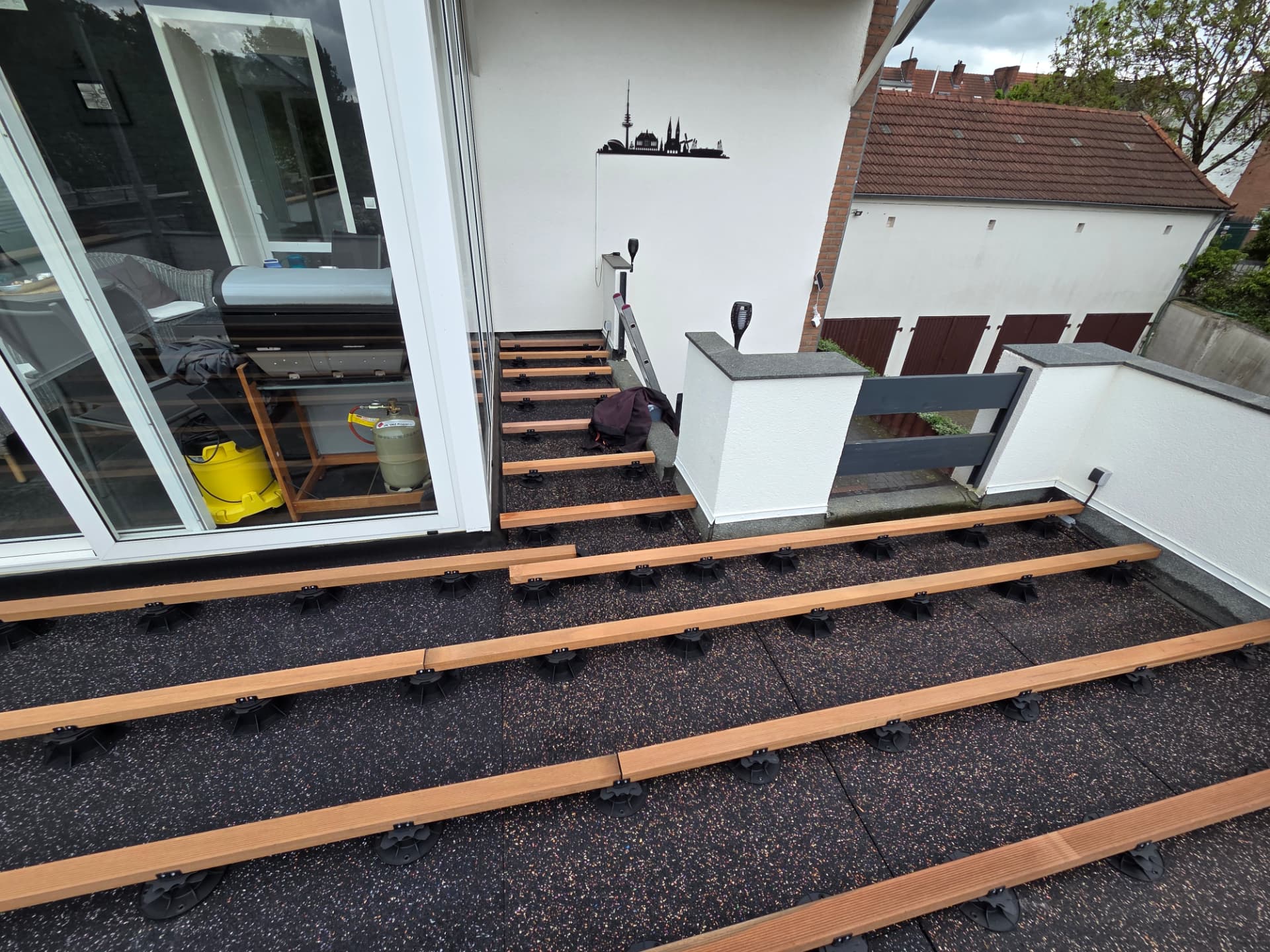 Terrassen Neugestaltung Schritt 1: Unterbau mit Höchenausgleich und Balkenlage