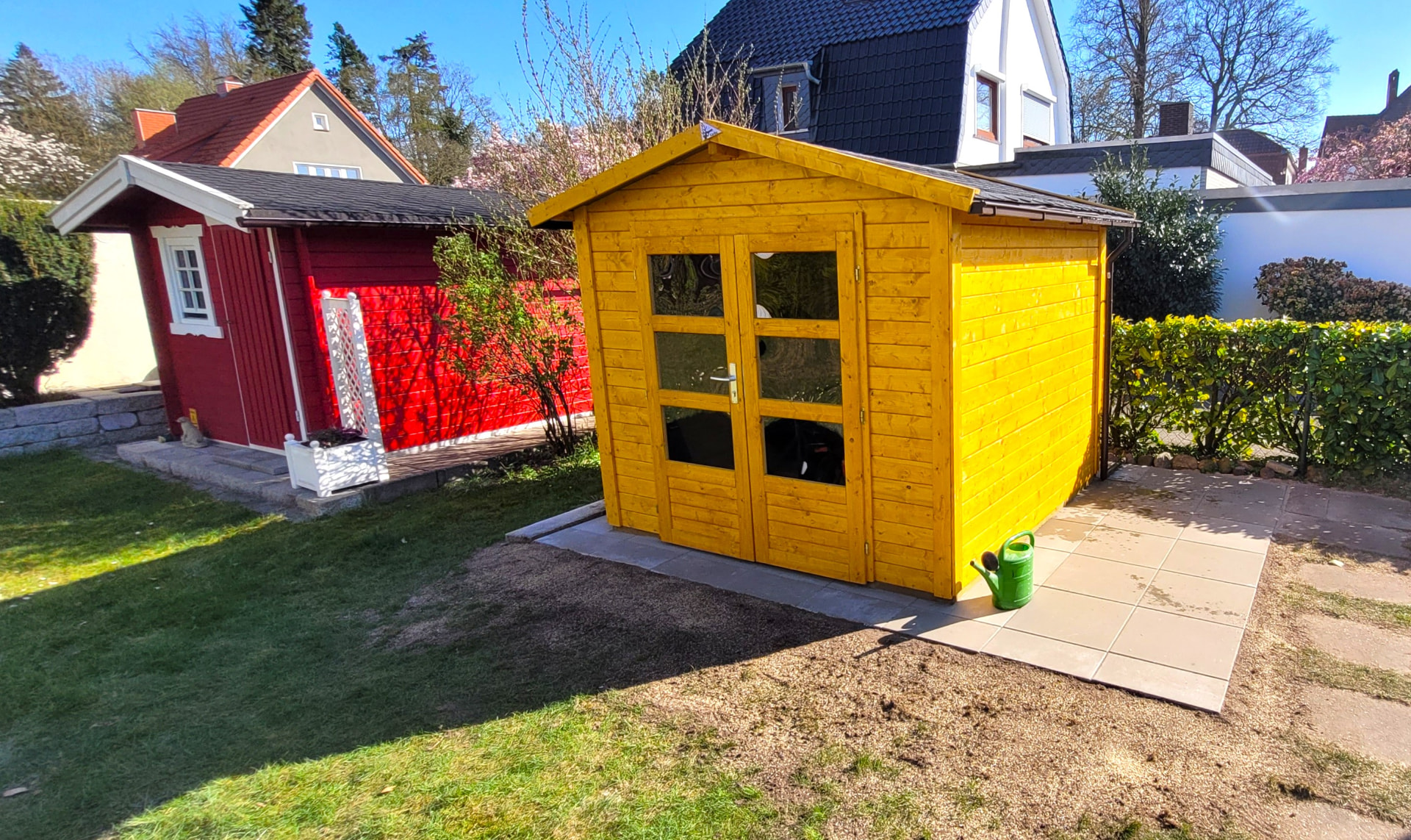 Fertige Gartenhütte in Gelb mit Glasfüllungen in den Türen