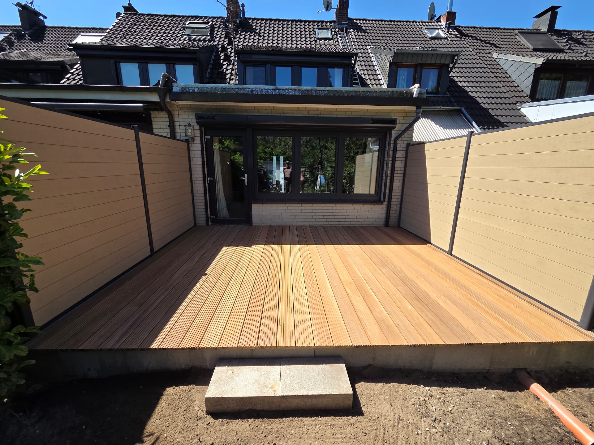 Nachher: die fertige Holzterrasse mit WPC Sichtschutz in Bremen