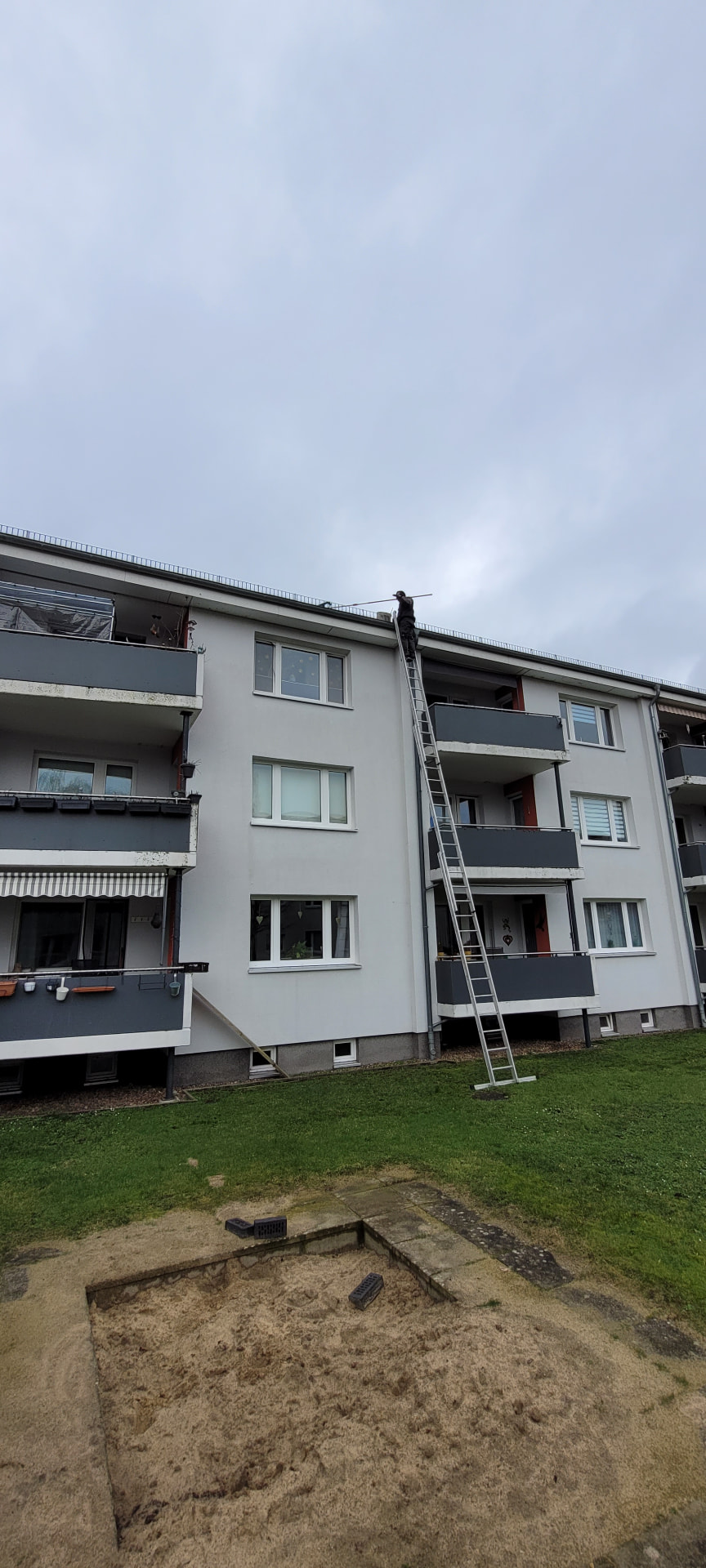 Reinigung in Bremen: Reinigung der Dachrinne am Wohnhaus mit Leiter und Teleskop