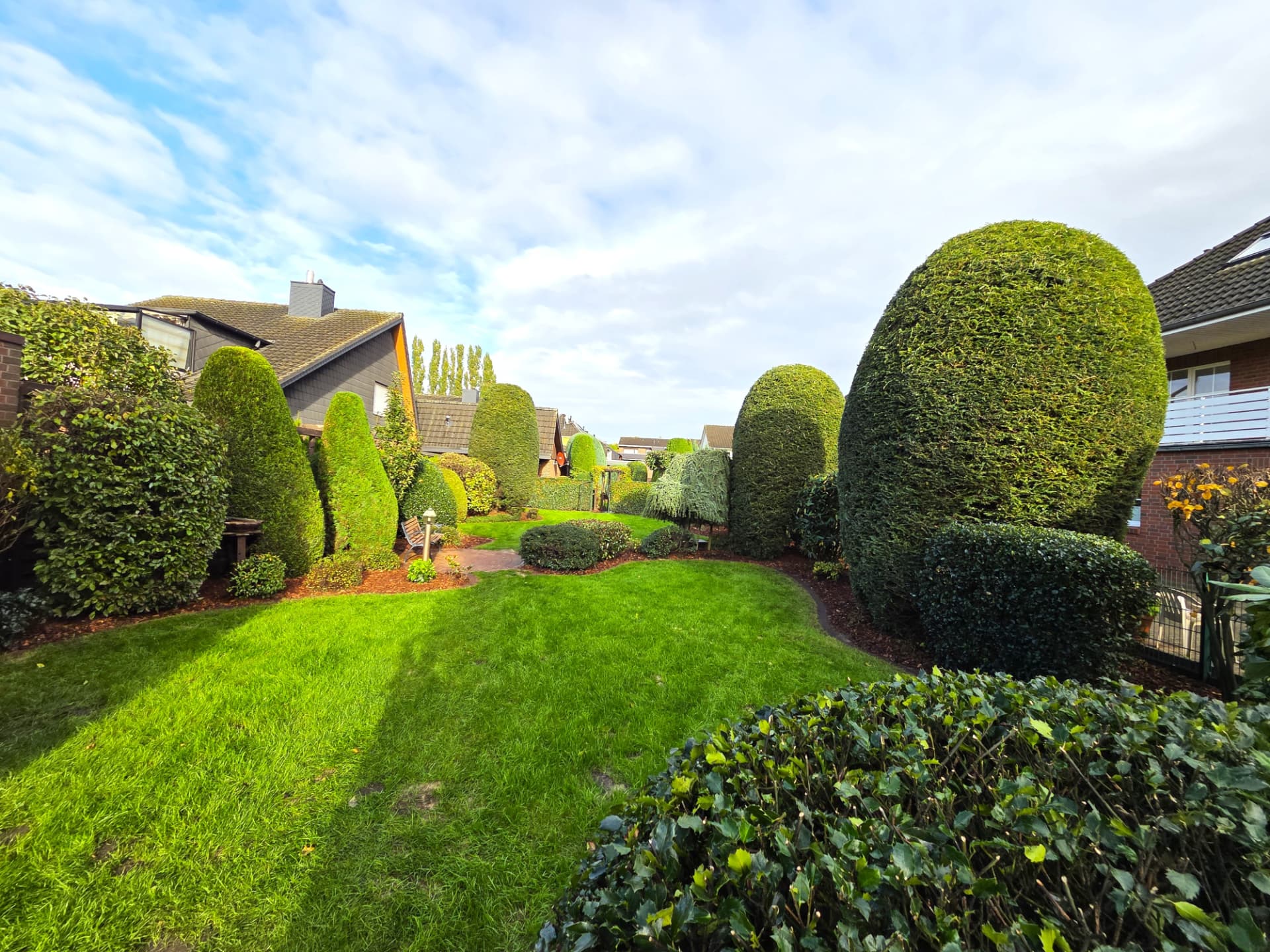 Gartenlandschaft mit kunstvollem Heckenschnitt
