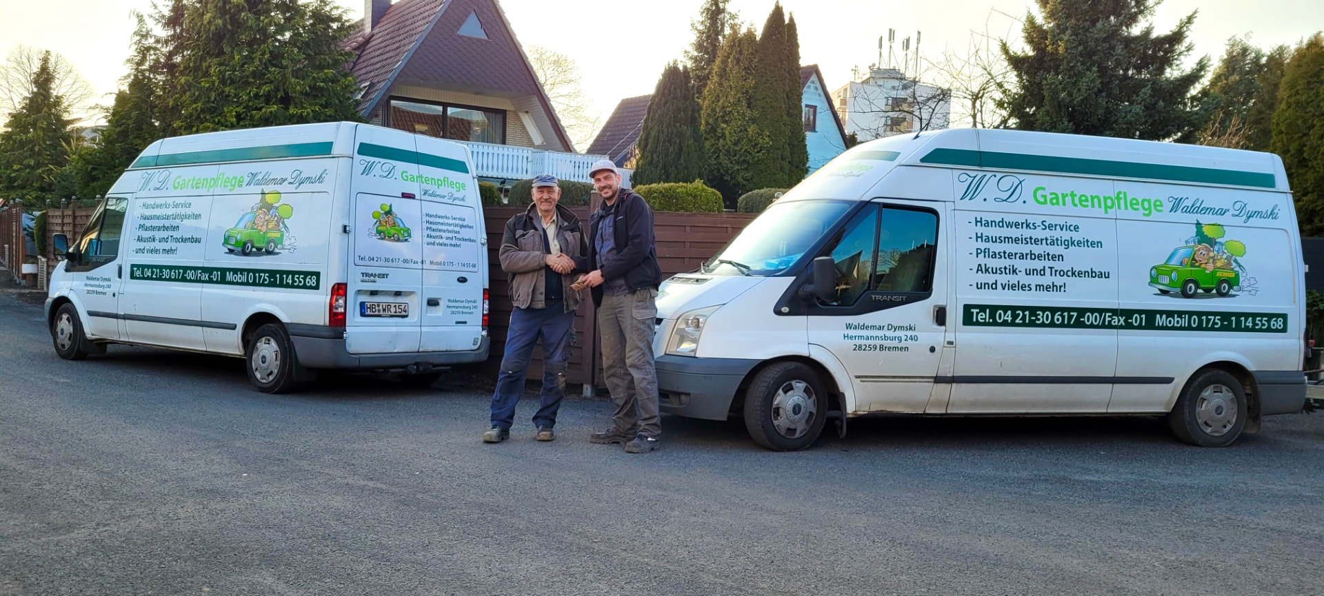 Hausmeisterservice in Bremen: Waldemar Dymski und Jürgen Dymski vor den Firmenfahrzeugen