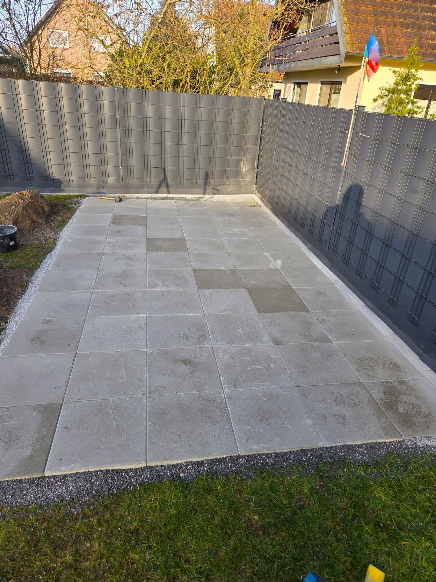 Gartenhüttenaufbau Schritt 2: Fundament mit Gehwegplatten gepflastert