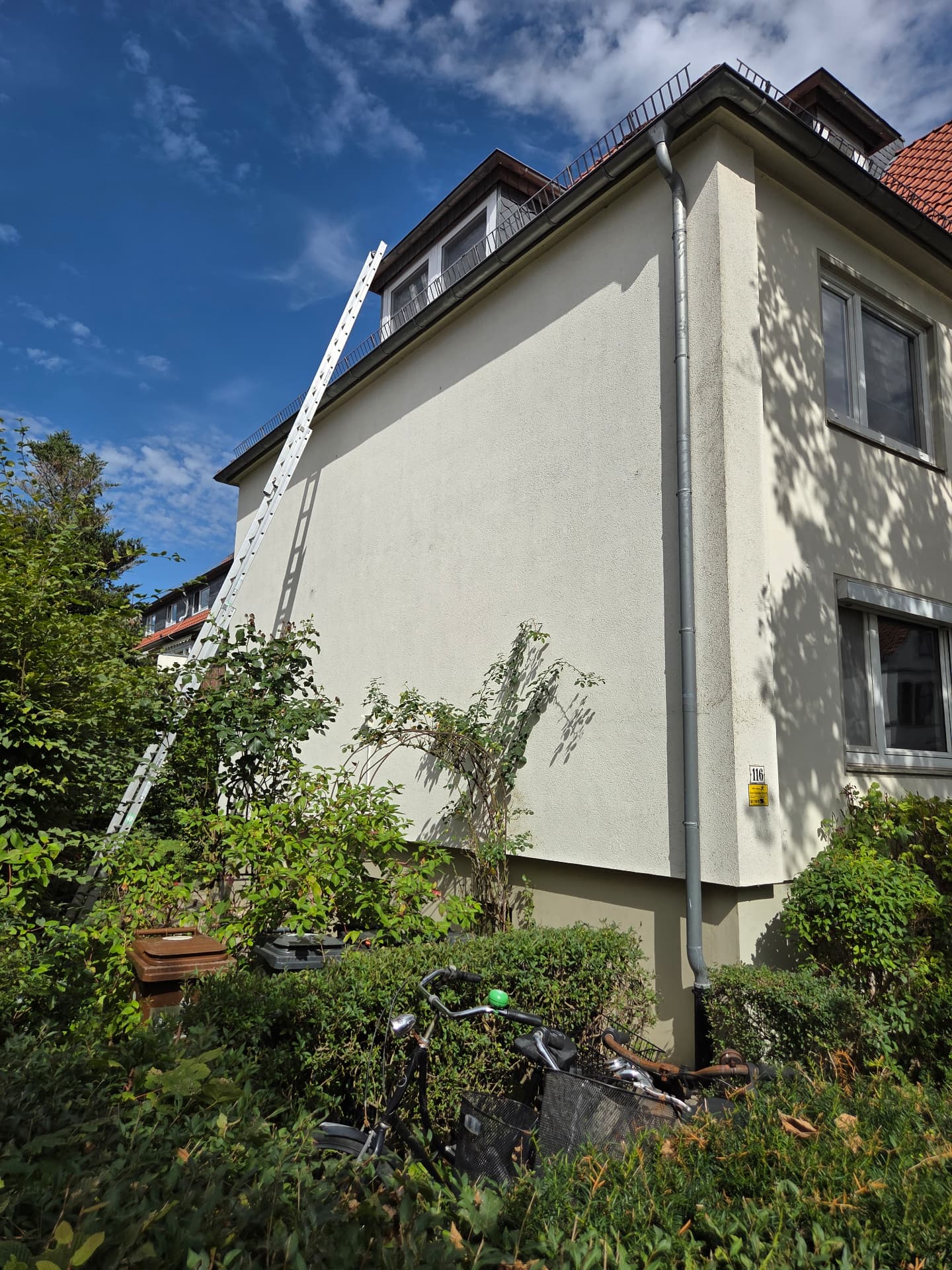 Reinigung in Bremen: Leiter am Haus für Regenrinnen und Fallrohr Reinigung